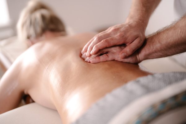 Rückenverspannungen mit Heilmassagen lindern